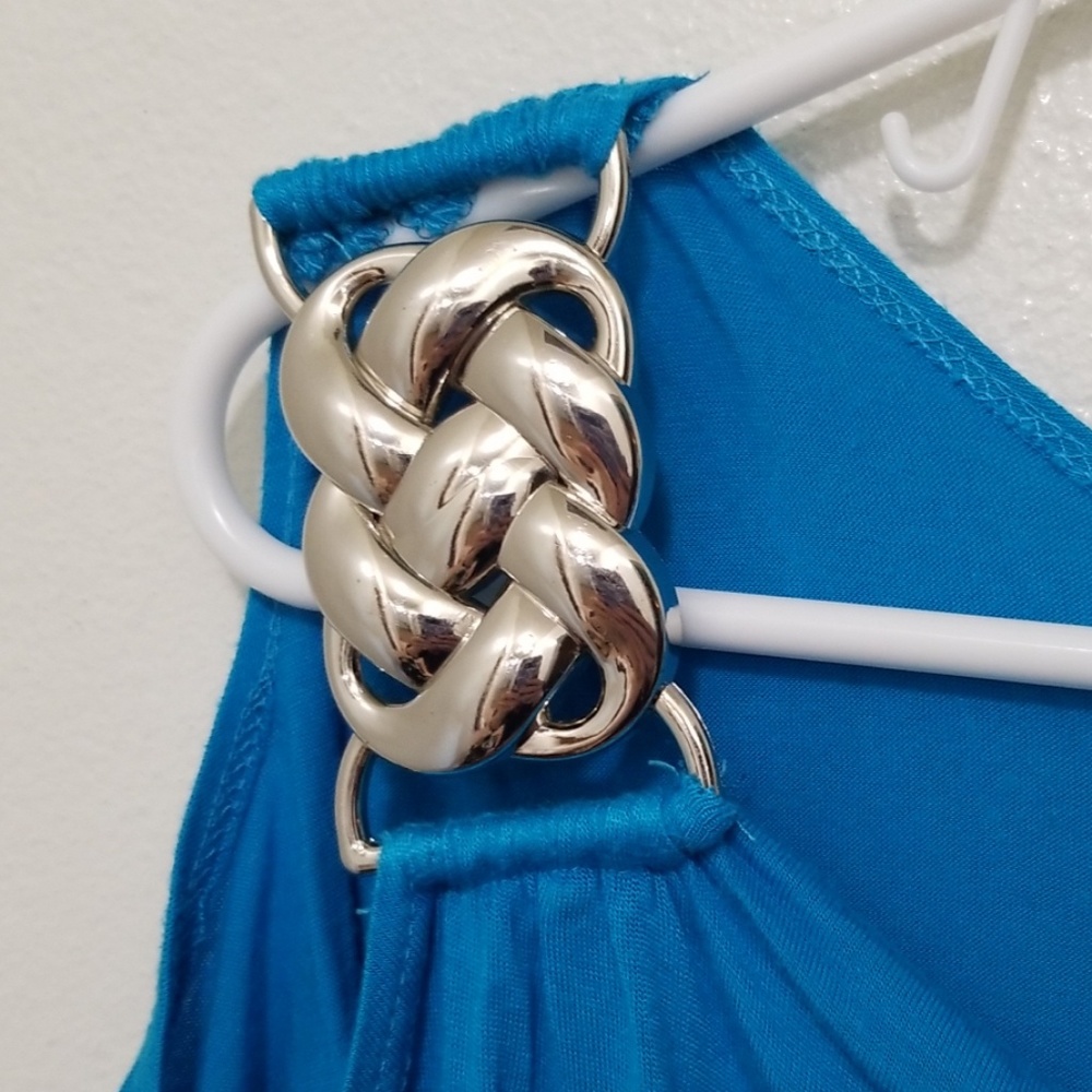 Brenda's peek-a-boo shoulder top - Picture 4 of 10